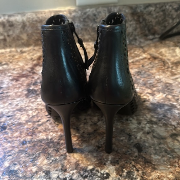 Gianni Bini Sz. 7.5 Black Leather Cut out Stiletto - Picture 5 of 8